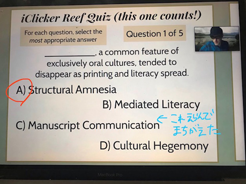 コミュニティカレッジと四年制大学の違い