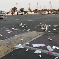 イベント終了後、ゴミがたくさん駐車場に落ちていました。