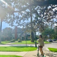 ロサンゼルス近郊の高級住宅街を電動スクーターでお散歩