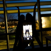 友人と講義終わりの教室で