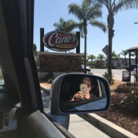 ルームメイトの車に乗ってチキンフィンガーの店のドライブスルー