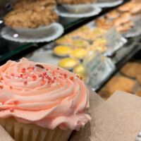 グランビルアイランドの市場に売ってあるカラフルなカップケーキ