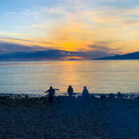 友達と夕方にビーチで