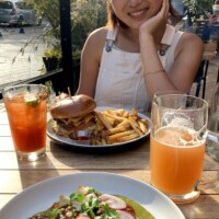 ダウンタウンのレストランで