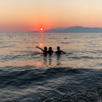 友達と日の沈む時間帯にビーチで