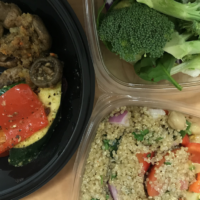 食堂からピックアップしたご飯を寮で友達と食べていました!