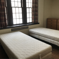 コロナの影響で2人部屋が1人で使えるように。ベッドが2つもあるので広―く部屋を使えます。