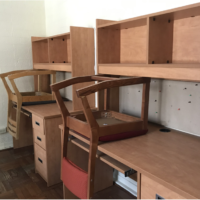 机や椅子も2つずつあります。机の前にはボードがあり、手紙を貼るなど自由にデザインできて楽しいです!