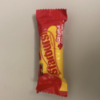 お昼時、教室がある建物の入口に、日々のセルフチェック入力を徹底させるスタッフがよく立っています。提示すると、お菓子がもらえました。