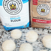 アメリカのスーパーで購入した粉でパンを作る途中